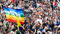 Papst Leo bei Generalaudienz, im Publikum Friedensflagge