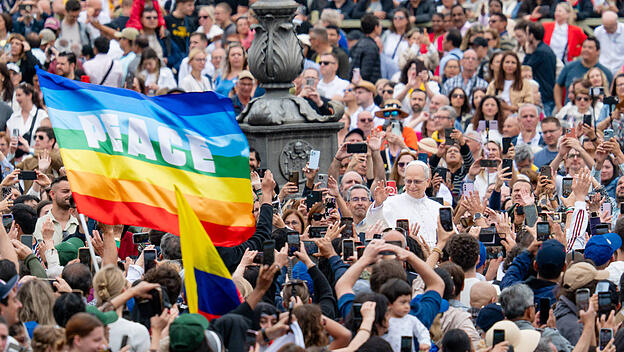 Papst Leo bei Generalaudienz, im Publikum Friedensflagge