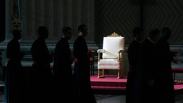 Leerer Stuhl im Petersdom