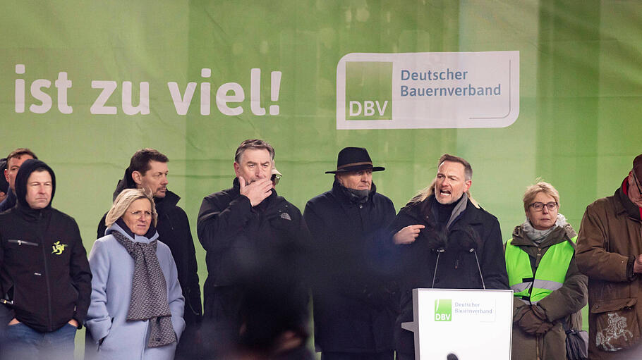 Bundesfinanzminister Christian Lindner spricht bei der Bauerndemo am Brandenburger Tor und Unter den Linden in Berlin am