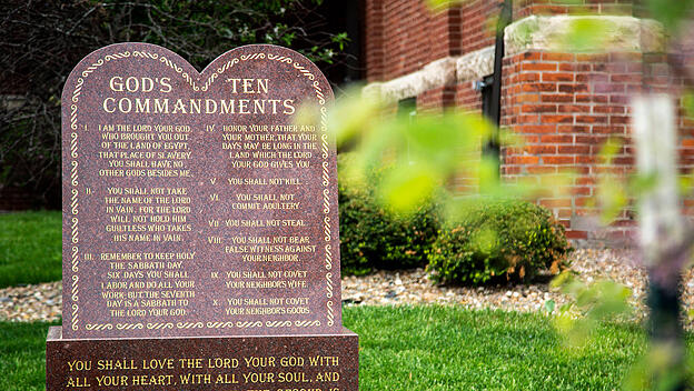 Die Zehn Gebote vor einer Kirche in Iowa City