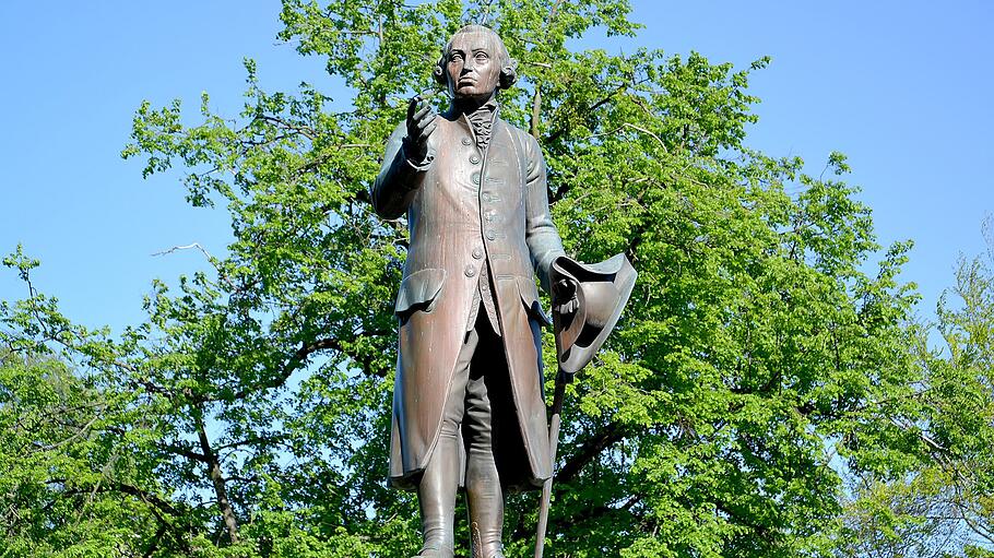 Immanuel Kant Statue in Kaliningrad