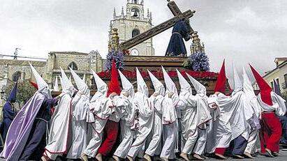 Büßer tragen am Karfreitag die tonnenschwere Station "Der Nazarener"