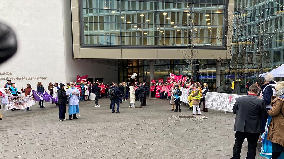 Demos vor der Tür des Synodalen Weges
