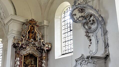 Seitenaltar mit Rokoko-Kanzel.