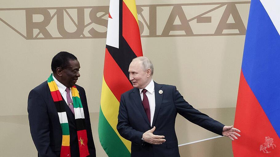 Russlands Präsident Wladimir Putin und der Diktator Simbabwes, Emmerson Mnangagwa