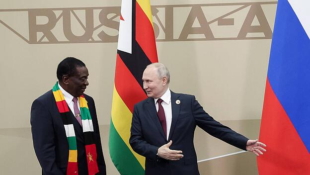 Russlands Präsident Wladimir Putin und der Diktator Simbabwes, Emmerson Mnangagwa