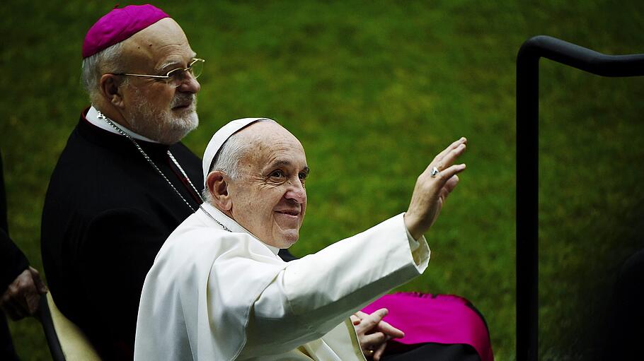 Franziskus mit Kardinal Arborelius