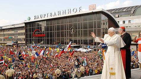 Papst BENEDIKT XVI spricht zu Pilgern die auf dem Bahnhofsvorplatz warteten Der Papst besucht Deut