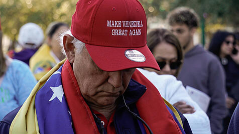 Ein Unterstützer trägt auf einer Demonstration für die venezolanische Oppsitionsführerin Maria Corina Machado eine Kappe mit der Aufschrift „Make Venezuela Great Again“.