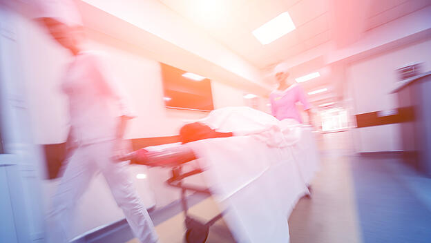Krankenschwestern bewegen medizinische Trage mit  Patienten