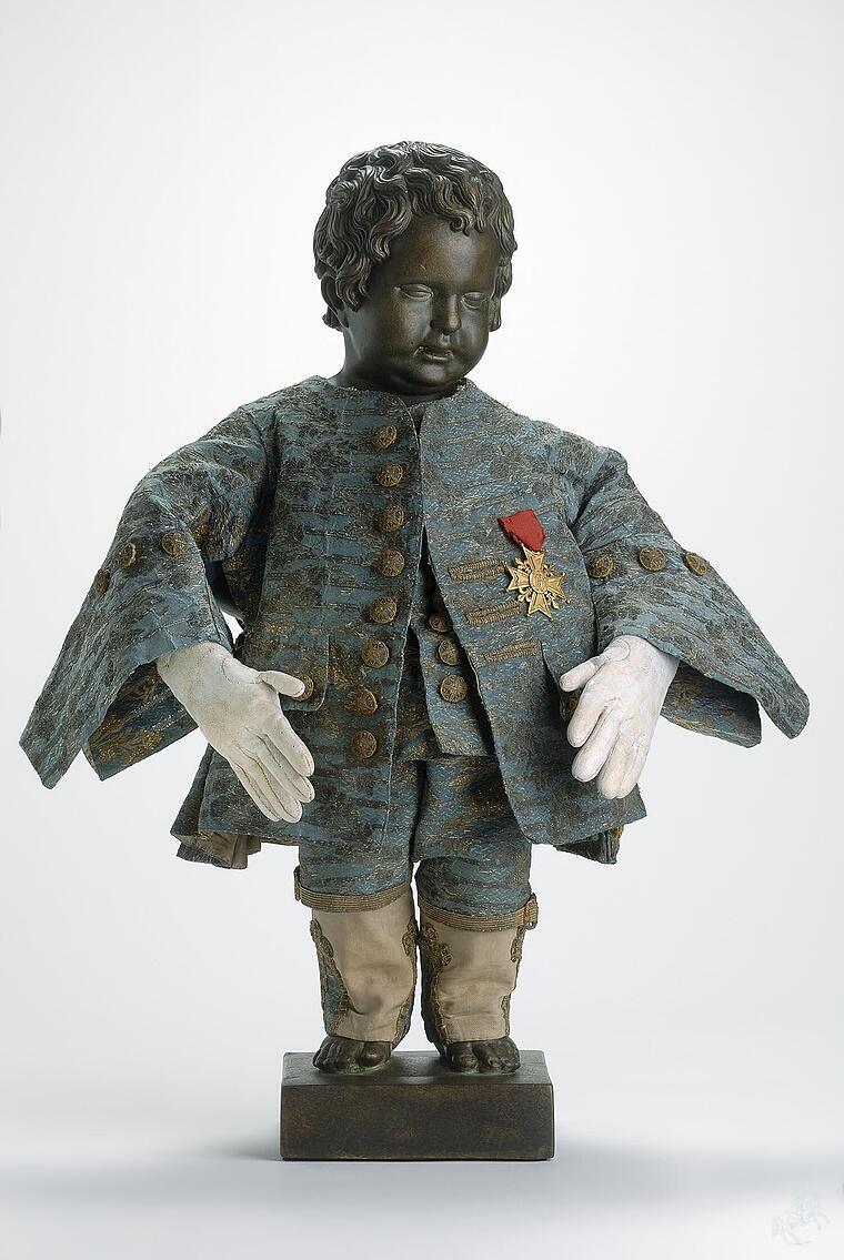 Das ber&uuml;hmte Br&uuml;sseler Wahrzeichen Manneken Pis in der Uniform des Ordens vom heiligen Ludwig