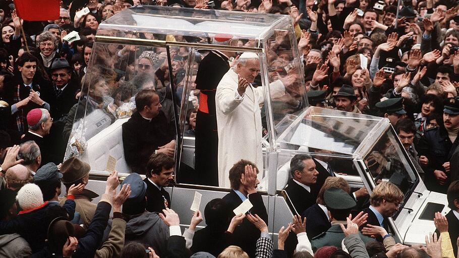 Papst Johannes Paul II. Begleitung des Mainzer Kardinals Volk