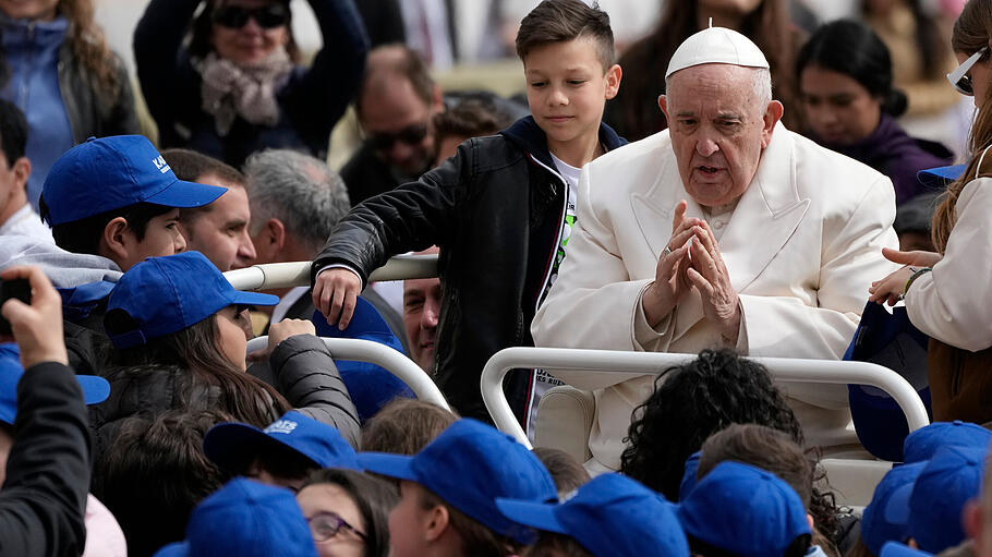 Papst Franziskus trifft Kinder am Ende seiner wöchentlichen Generalaudienz auf dem Petersplatz