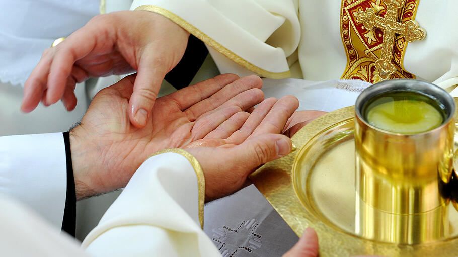 Die Kirche fordert von ihren Bischöfen und Priestern seit etwa tausend Jahren die ehelose Lebensweise ein.