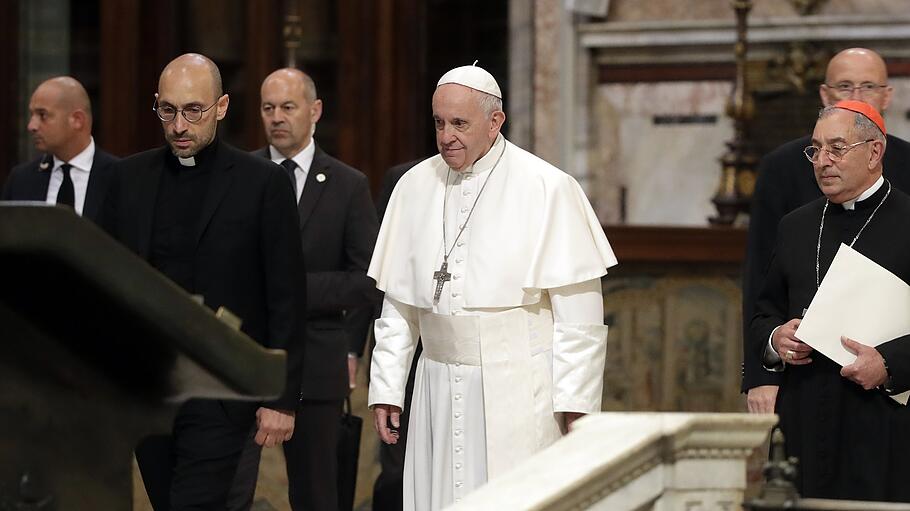 Papst Franziskus spricht zu den Priestern Roms