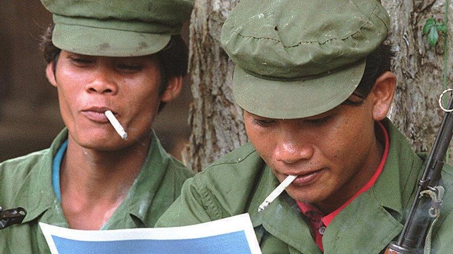 Rote-Khmer-Soldaten mit Zigaretten