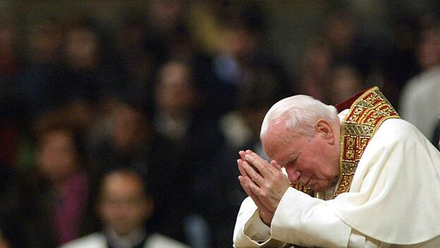 Papst Johannes Paul II. im stillen Gebet