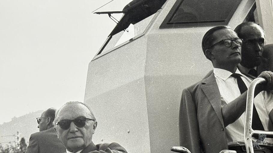 Der Bundeskanzler bei einem Ausflug auf dem Comer See, der persönliche Referent ist immer dabei (August 1958).