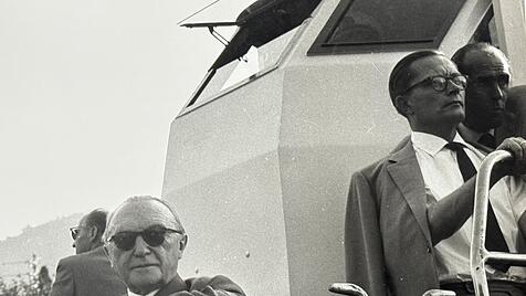 Der Bundeskanzler bei einem Ausflug auf dem Comer See, der pers&ouml;nliche Referent ist immer dabei (August 1958).