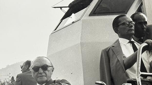 Der Bundeskanzler bei einem Ausflug auf dem Comer See, der pers&ouml;nliche Referent ist immer dabei (August 1958).