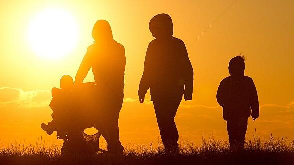 Familie mit Kinderwagen und Drachen