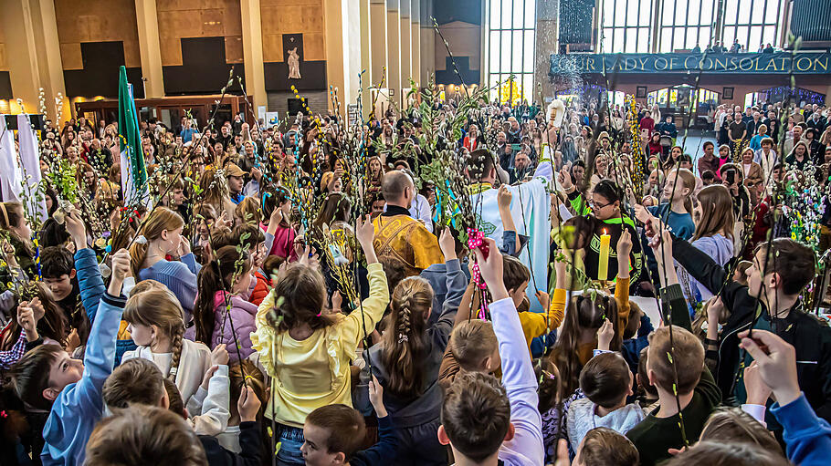 Die Kirche ist durch den einen Glauben wie eine große Familie verbunden.