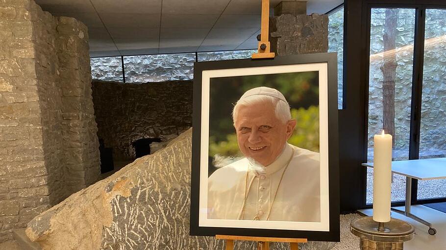 Portrait vom verstorbenen Papst Benedikt im Bischofshaus in Limburg