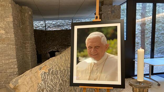 Portrait vom verstorbenen Papst Benedikt im Bischofshaus in Limburg