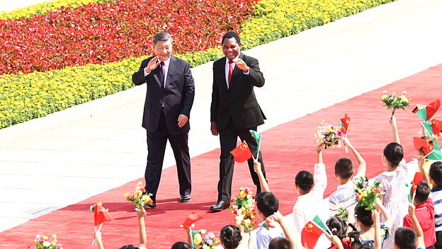 Chinas Präsident Xi Jinping empfängt den Präsidenten Sambias, Hakainde Hichilema