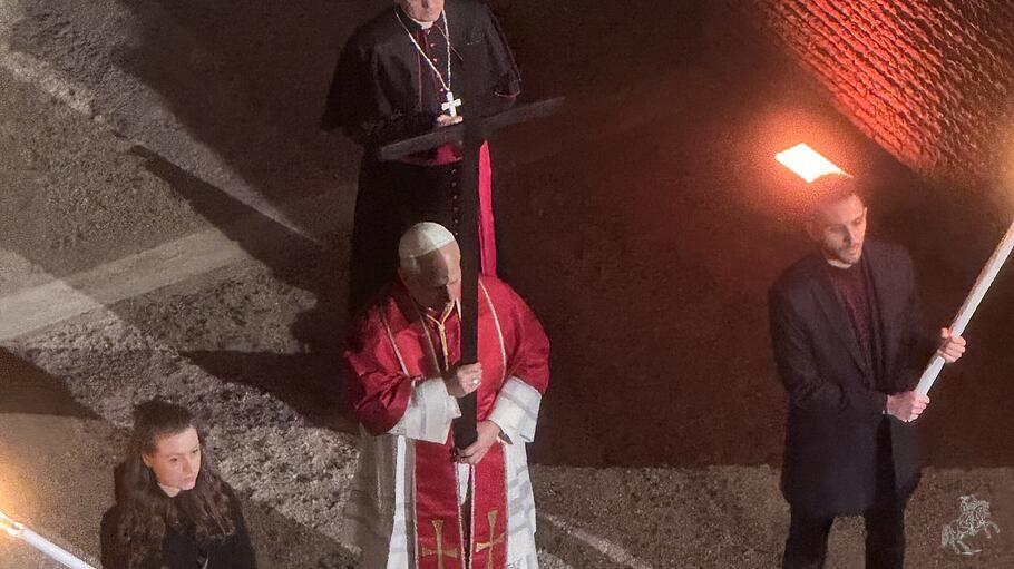 Papst Leo beim Kreuzweg