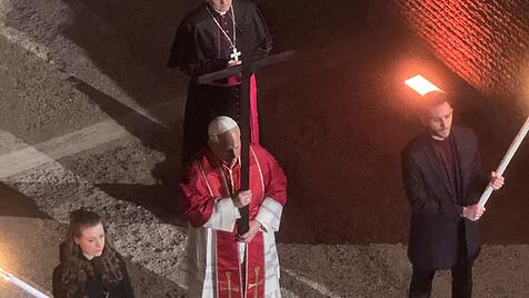 Papst Leo beim Kreuzweg