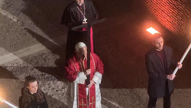 Papst Leo beim Kreuzweg