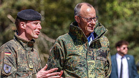 Zwei, die sich verstehen: Bundeskanzler Friedrich Merz und Generalleutnant Christian Freuding auf dem Truppen&uuml;bungsplatz Munster.