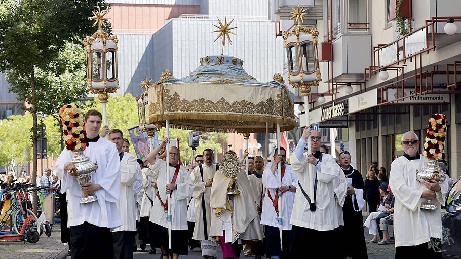 Eine Monstranz aus dem K&ouml;lner Dom wird unter einem Zelt getragen beim Pontifikalamt zu Fronleichnam 2022 mit Erzbischof