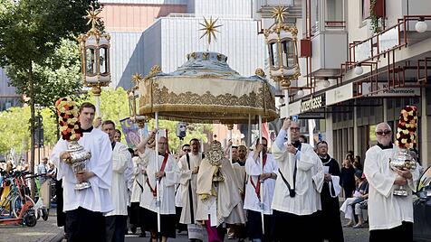 Eine Monstranz aus dem K&ouml;lner Dom wird unter einem Zelt getragen beim Pontifikalamt zu Fronleichnam 2022 mit Erzbischof