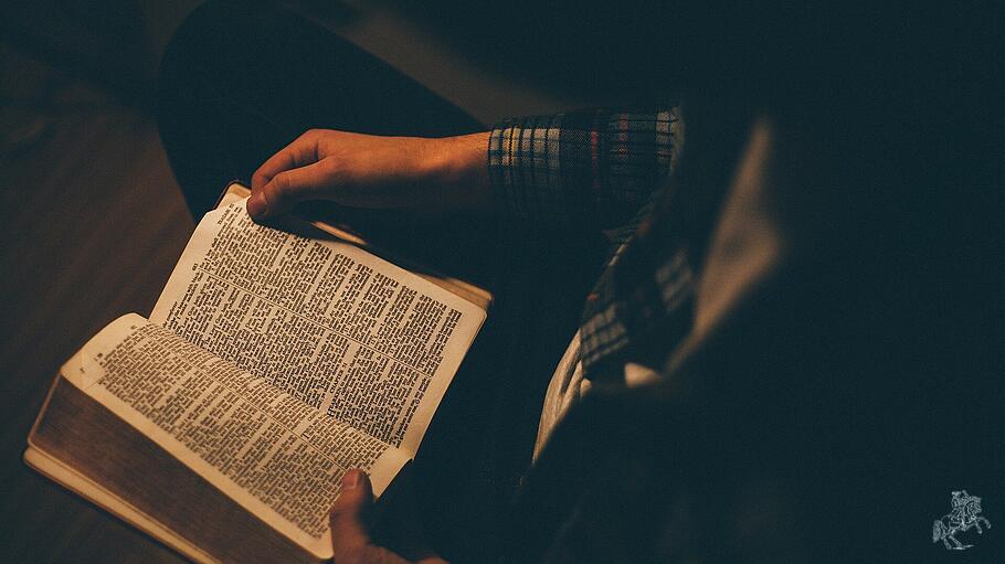 Die Lektüre der Bibel kann das ganze Leben begleiten.