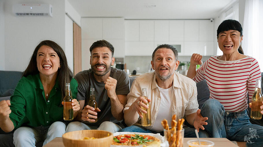 Fu&szlig;ballschauen im heimischen Wohnzimmer