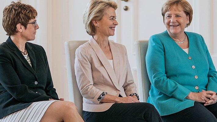 Kramp-Karrenbauer, von der Leyen und Merkel - Frauen in Führungspositionen