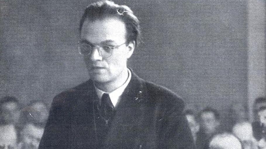 Alfred Delp vor dem Volksgerichtshof 1945.