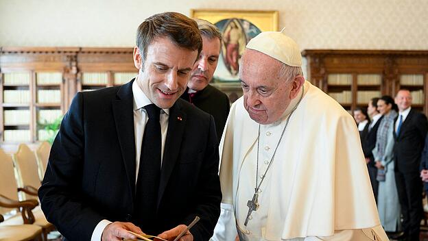 Papst Franziskus und Emmanual Macron