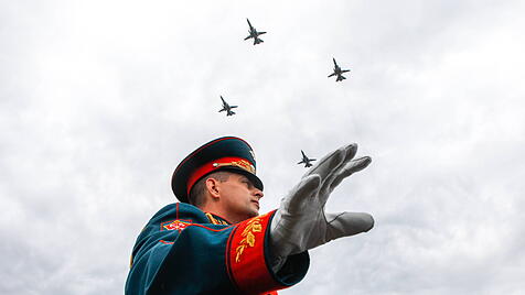 Russische Kampfjets am Himmel über St. Petersburg