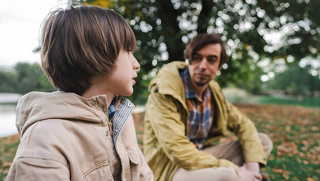 Sohn redet mit Vater