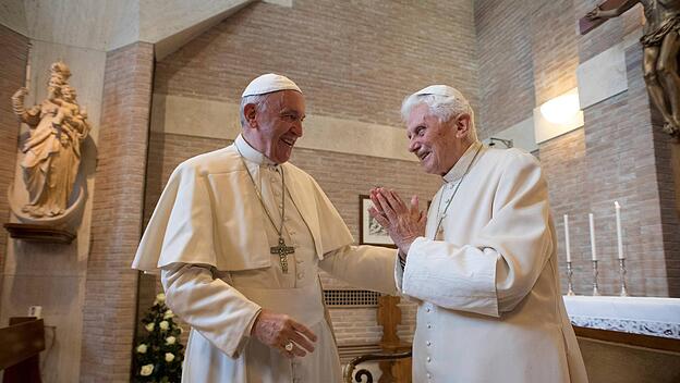 Papst Franziskus und Papst Benedikt