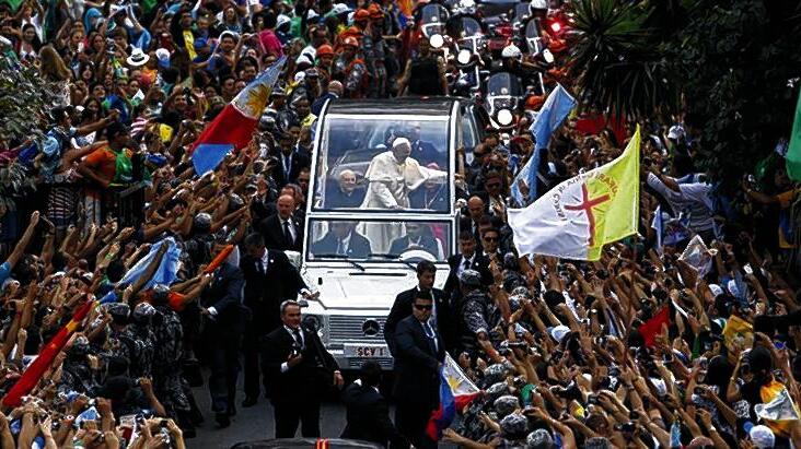Papst Franziskus wird in stürmischem Jubel empfangen.