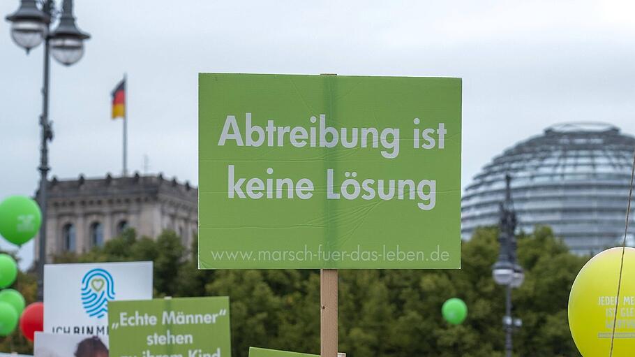 Mit einem Marsch fuer das Leben haben am Samstag (18.09.2021) in Berlin mehrere Hundert Abreibungsgegner fuer einen bes