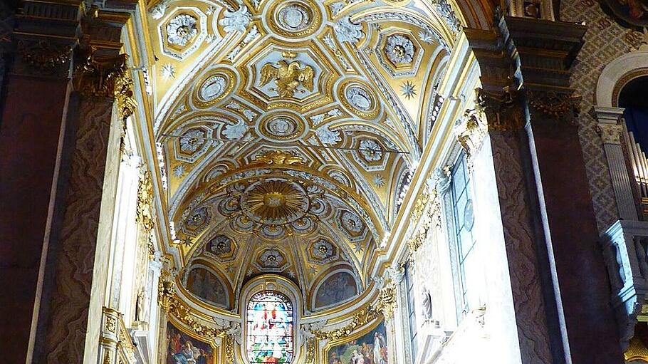 Im Altarraum der Kirche Santa Maria Dell' Anima in Rom