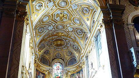 Im Altarraum der Kirche Santa Maria Dell' Anima in Rom