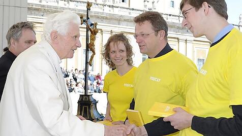 Bernhard Meuser und „sein“ YOUCAT bei einer Audienz mit Papst Benedikt XVI.