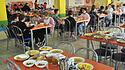 Kinder in Kantine